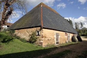 Grange à toit pyramidal