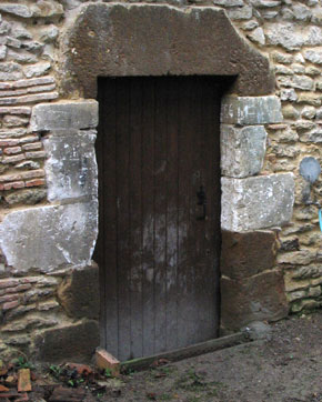 Encadrement de porte en calcaire et grès