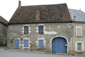 Maison à étage avec passage couvert