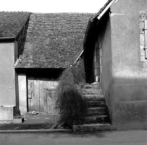 Porte de la grange et escalier menant à l'étage